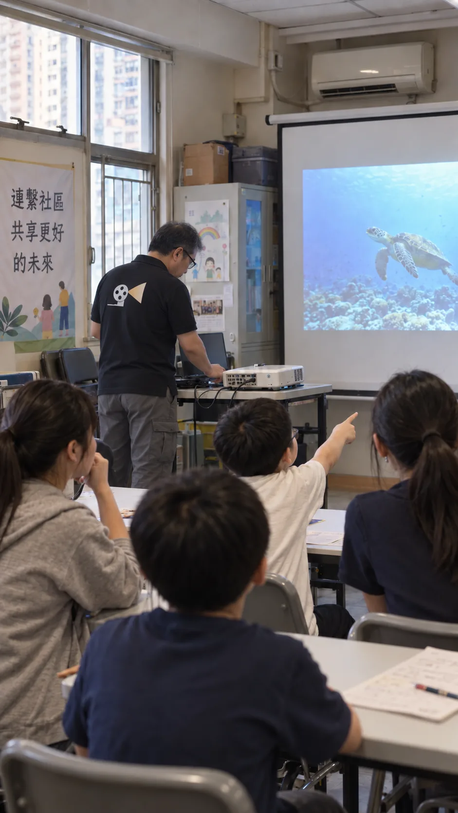 投影設備再用示意:課室內播放投影畫面